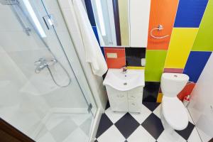 a colorful bathroom with a toilet and a sink at Апартаменти Проспект Свободи, центр міста! Класс Люкс! in Lviv