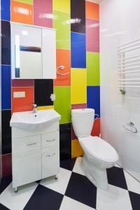 a colorful bathroom with a toilet and a sink at Апартаменти Проспект Свободи, центр міста! Класс Люкс! in Lviv