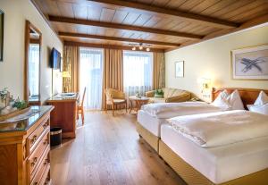 Rúm í herbergi á Hotel Landgasthof Altwirt