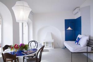 イスキアにあるEremo di Montevergine Ischia Apartmentsのテーブルとソファのあるリビングルーム