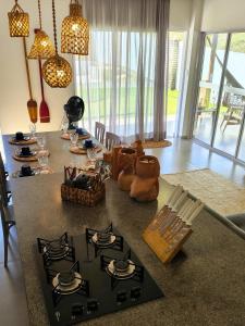 een woonkamer met een fornuis en een tafel bij Casa Duna - Family Friendly in São Miguel do Gostoso