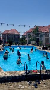 Bazén v ubytování Garden F Sheki nebo v jeho okolí