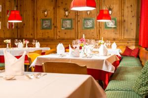 Restoran või mõni muu söögikoht majutusasutuses Hotel zur Post