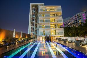 Der Swimmingpool an oder in der Nähe von Mera Mare Pattaya