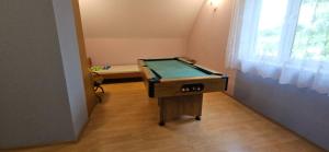 Biliár nebo kulečník v ubytování Dom w Zbychowie