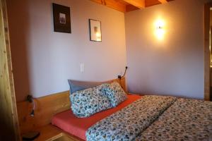 Un dormitorio con una cama con una almohada encima. en Chalet Tzarbonire, en Chalais