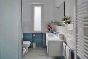 un bagno con un lavandino bianco e un water di MonnaLisa ad Arma di Taggia Altre 2 foto