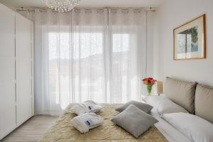 un soggiorno con un divano e una finestra di MonnaLisa ad Arma di Taggia