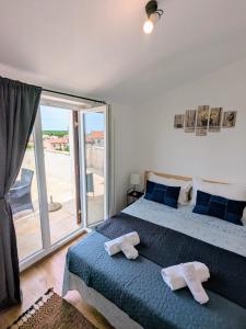 a bedroom with a bed and a large window at Appartameno Calnova in Vodnjan