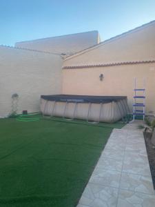 ein Gebäude mit einem Trampolin in einem Hof in der Unterkunft Casa Aurora in Sanchidrián