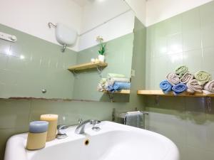 un bagno con lavandino e specchio di Sardinia Family Villas - 3 Bedrooms Apartment a Cannigione