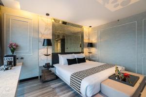 Ein Bett oder Betten in einem Zimmer der Unterkunft Mera Mare Pattaya