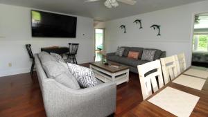 Μια τηλεόραση ή/και κέντρο ψυχαγωγίας στο Second Floor Condo - Pool - 4 Bedrooms