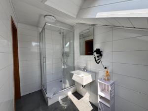 Koupelna v ubytování Pension Hubertus + 37 fotografií