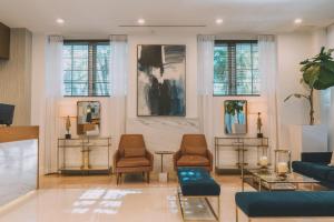Ruang duduk di Iberostar Waves Berkeley Shore