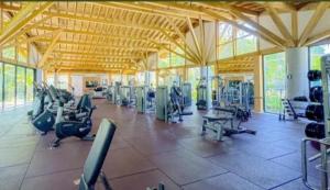 una palestra con file di attrezzi ginnici in un edificio di Casa do Castelo - Praia do Forte a Mata de Sao Joao