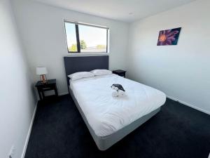 Katil atau katil-katil dalam bilik di Seabreeze Army Bay apartment +14 gambar