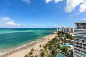サンファンにあるBeachfront Retreat-Panoramic Sunrise Views-1 Parking Spotのリゾートのバルコニーから眺めるビーチの景色
