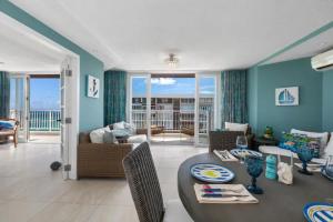 サンファンにあるBeachfront Retreat-Panoramic Sunrise Views-1 Parking Spotのテーブルとソファのあるリビングルーム