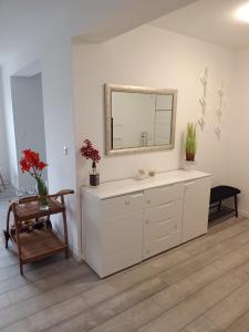 une salle de bain blanche avec un lavabo et un miroir dans l'établissement Residence Perleta luxury sea view apartment with jacuzzi, à Trogir
