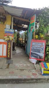 萨兰托Un Café en el camino Guest House的前面有标牌的商店