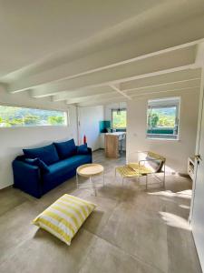 Istumisnurk majutusasutuses Direct Beach Access, Modern Stay with Hill View