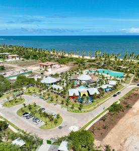 una vista aerea di un resort vicino all'oceano di Casa do Castelo - Praia do Forte a Mata de Sao Joao
