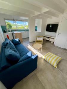 Televiisor ja/või meelelahutuskeskus majutusasutuses Direct Beach Access, Modern Stay with Hill View