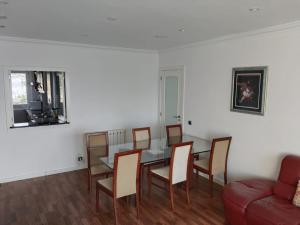 une salle à manger avec une table, des chaises et un canapé dans l'établissement Precioso piso con vistas a las Islas Cíes, à Baiona