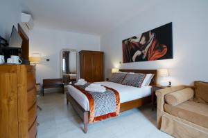 una habitación de hotel con una cama y un sofá en St. Peter' Six Rooms & Suites, en Roma