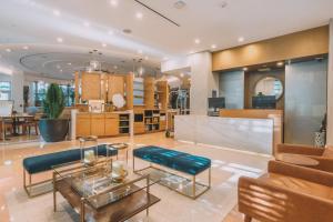 Ruang duduk di Iberostar Waves Berkeley Shore