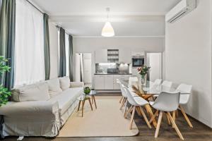 a living room with a white couch and a table at Apartments I 5 Min to Millennium City Mall and Handelskai U6 in Vienna