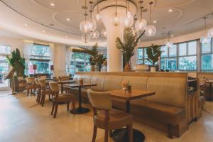 Ruang duduk di Iberostar Waves Berkeley Shore
