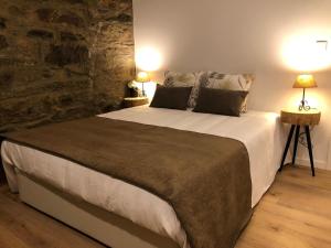 ペーゾ・ダ・レーグアにあるQuinta do Barrocal - Casa de Campoのベッドルーム1室(大型ベッド1台、ランプ2つ付) +28枚の写真