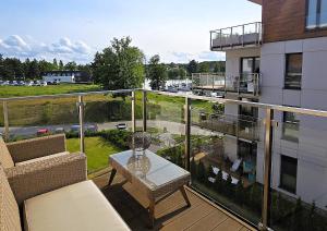 Μπαλκόνι ή βεράντα στο Marina Deluxe II - widok na jezioro z każdego z 3 pokoi, 70 m2, Netflix
