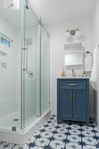 Koupelna v ubytování Newly Renovated Gem Mins to Convention Center, Beaches and Downtown LB A