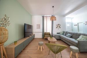 un soggiorno con un divano e un tavolo di Maison spacieuse avec terrasse dans le centre ville de Reims a Reims