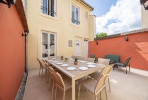 un tavolo da pranzo e sedie su un patio di Maison spacieuse avec terrasse dans le centre ville de Reims a Reims
