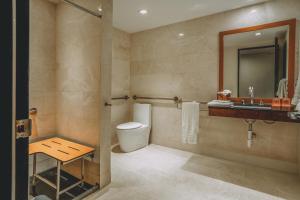 Bilik mandi di Iberostar Waves Berkeley Shore