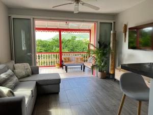 Posezení v ubytování Charmant duplex Baie Orientale
