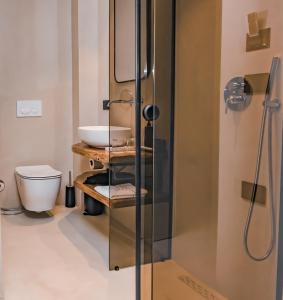 Un baño con ducha de cristal y lavabo. en Hotel Dardan, en Kolgecaj