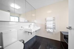 Bilik mandi di Wood Haven +16 gambar