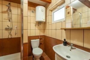 a bathroom with a toilet and a sink at Domki Pogorzelica in Pogorzelica +53 photos