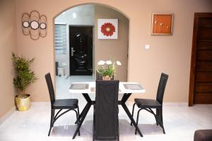a dining room with a table and chairs at Nii Amar Residences in Ofako