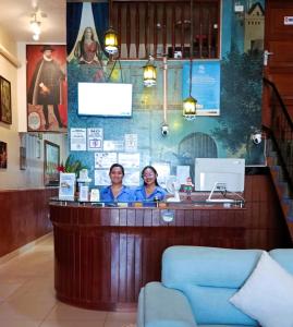 Deux femmes au comptoir d'une pharmacie dans l'établissement El Virrey Hospedaje, à Pucallpa 41 autres photos