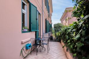 eine Terrasse mit Stühlen und einem Tisch auf einem Balkon in der Unterkunft Beachfront Central Apartments Zadar in Zadar