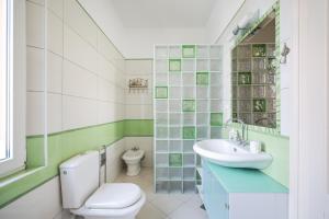 ein Badezimmer mit Toilette und Waschbecken in der Unterkunft Beachfront Central Apartments Zadar in Zadar + 38 Fotos