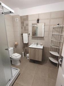 Koupelna v ubytování Garsoniera Olivia - Amarilia Apartments + 29 fotografií