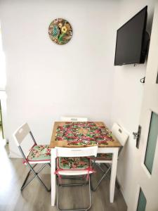 TV a/nebo společenská místnost v ubytování Garsoniera Olivia - Amarilia Apartments