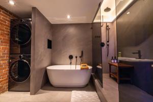 Et badeværelse på Stylish Industrial Loft - Historic Gastown + 17 billeder